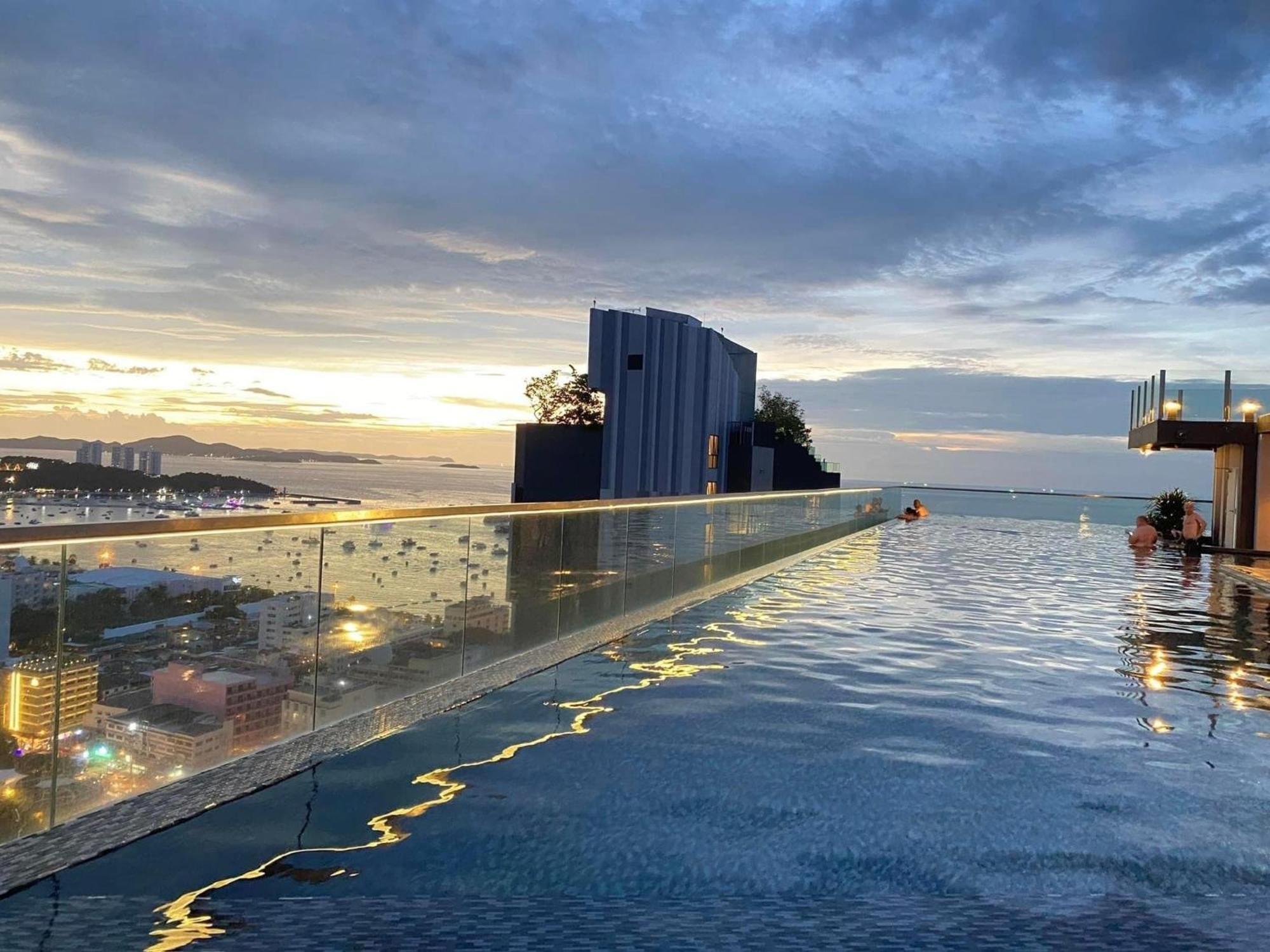 The Base Central Pattaya By Mickey Exteriör bild